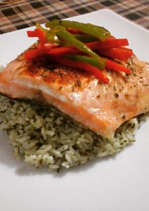 Una foto de Salmón en arroz verde con verduras salteadas
