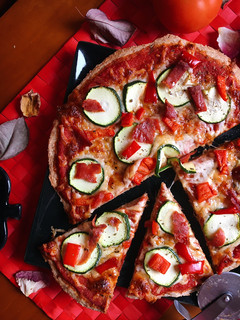 Una foto de Pizza de calabacín y jamón con masa integral casera
