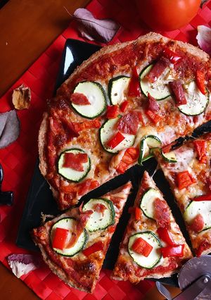 Foto principal de Pizza de calabacín y jamón con masa integral casera