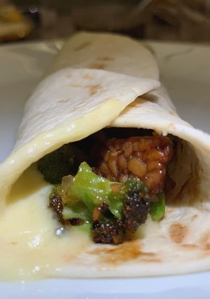Une photo de Tortilla de tempeh aux brocolis
