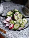 Ensalada de pepino Alaska y rabanitos