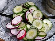 Una foto de ensalada de rabanitos