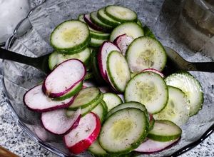 Una foto de Ensalada de pepino Alaska y rabanitos