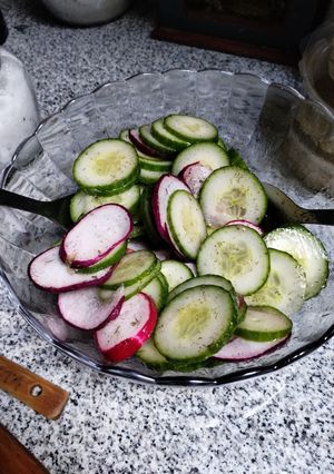 Una foto de Ensalada de pepino Alaska y rabanitos