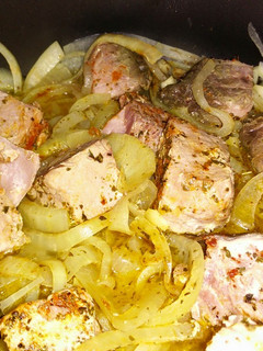 Una foto de Lomo de atún encebollado