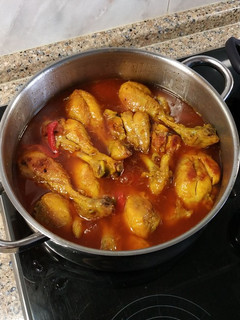 Una foto de Muslos de pollo guisados