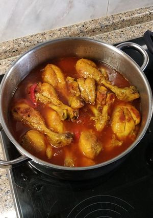 Una foto de Muslos de pollo guisados
