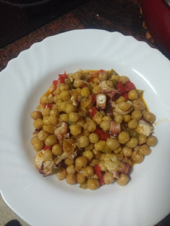 Una foto de Ropavieja de pulpo con pimiento asado