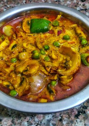 মটর মাশরুম দোপেঁয়াজা (matar mushroom do peyaja recipe in Bengali) রেসিপির প্রধান ছবি