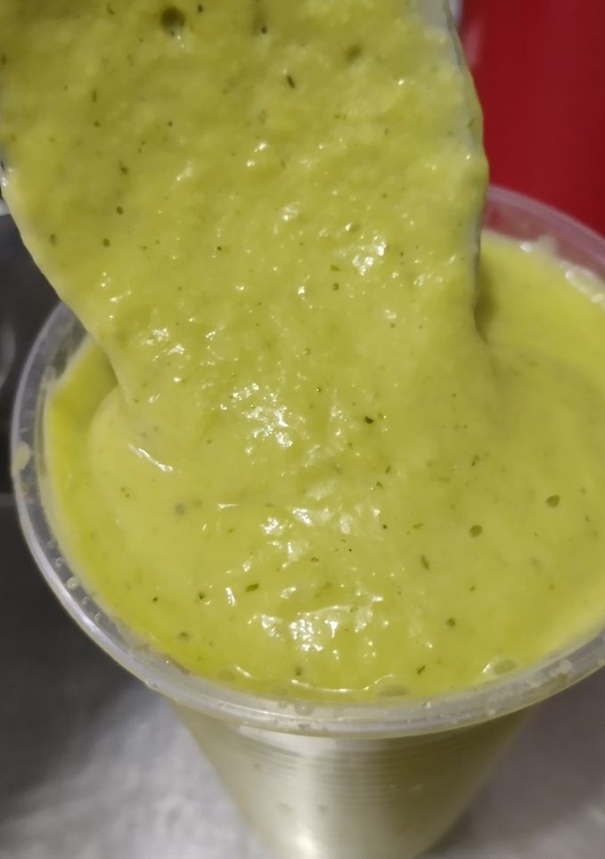 Una foto de Salsa🥑cremosa🧄de aguacate🥑🥛🧅