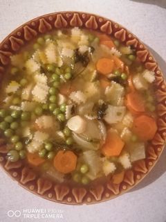 Borsóleves eperlevél tésztával recept fotója
