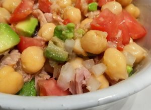 Foto principal de Ensalada de Garbanzos con Atún y Aguacate