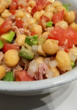 Una foto de Ensalada de Garbanzos con Atún y Aguacate