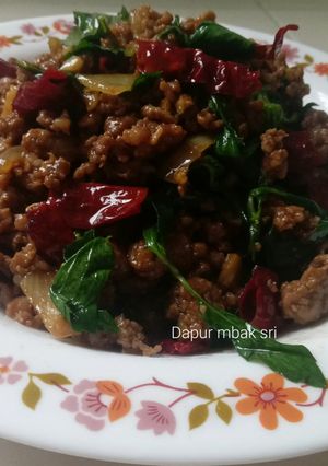 Foto resep Daging ayam cincang masak daun selasih/thailan kemangi