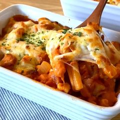 A picture of Sausage pasta bake in tomato cream sauce.