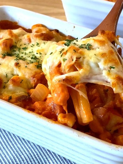 A picture of Sausage pasta bake in tomato cream sauce.