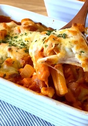 A picture of Sausage pasta bake in tomato cream sauce.