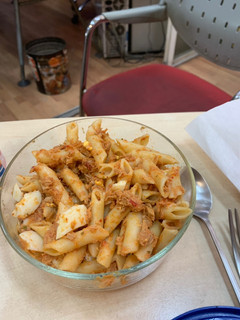 Una foto de Macarrones con tomate, atún y huevo duro