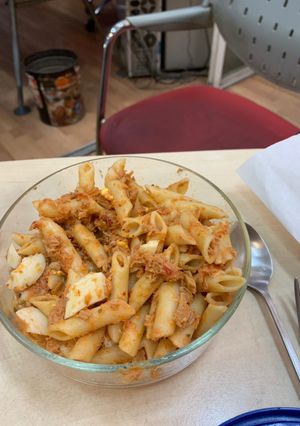 Foto principal de Macarrones con tomate, atún y huevo duro