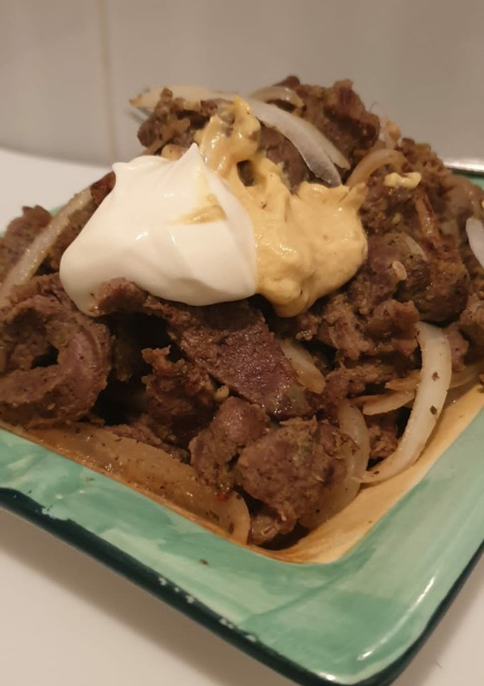 Una foto de Carne de cordero con cebolla marinada al mostaza
