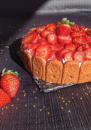 Une photo de Génoise avec nutella/chantilly spéculos et fraise
