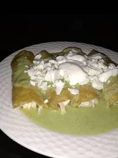 Una foto de Enchiladas de pollo en salsa verde