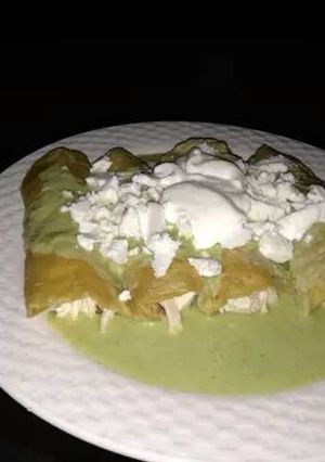 Una foto de Enchiladas de pollo en salsa verde