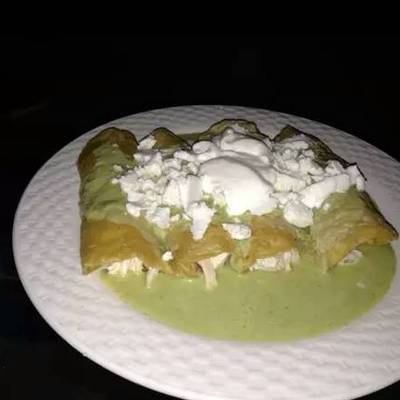 Enchiladas de pollo en salsa verde Receta de Yoshio Frias  Cookpad