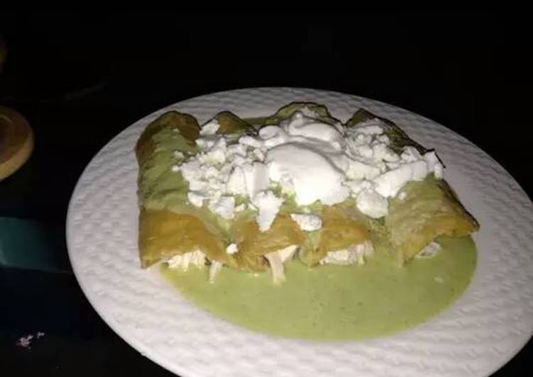 Enchiladas de pollo en salsa verde