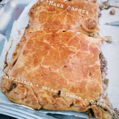 Una foto de Empanada de carrillada, setas, pasas y queso