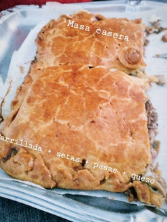 Una foto de Empanada de carrillada, setas, pasas y queso