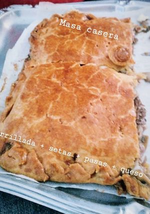 Una foto de Empanada de carrillada, setas, pasas y queso