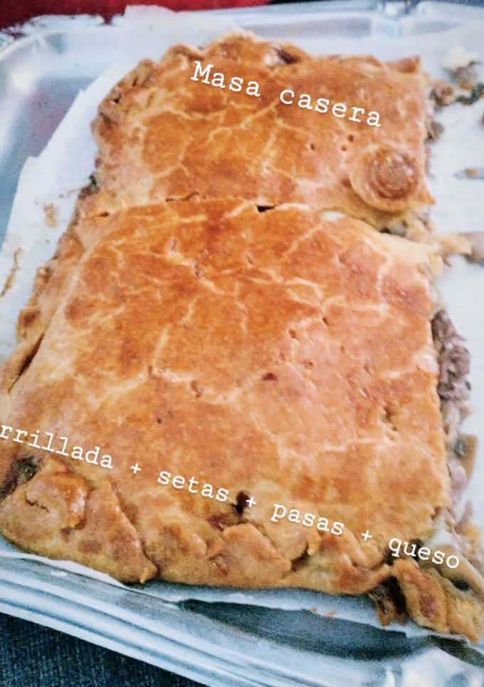 Una foto de Empanada de carrillada, setas, pasas y queso