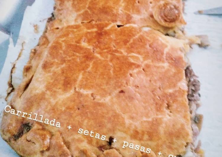 Empanada de carrillada, setas, pasas y queso