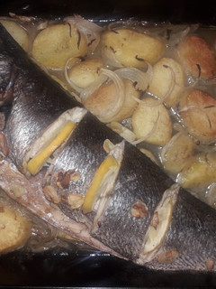 Una foto de Corvina al horno con patatas