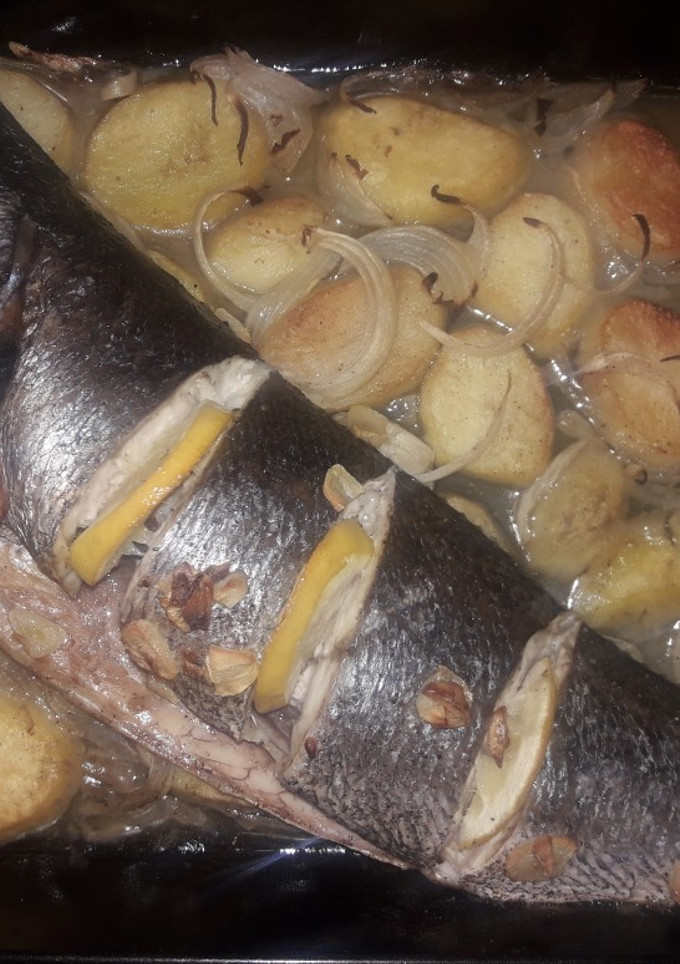 Una foto de Corvina al horno con patatas