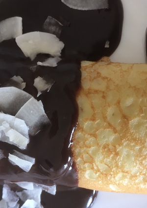 Kókuszkrémes palacsinta csokoládé öntettel recept fotója
