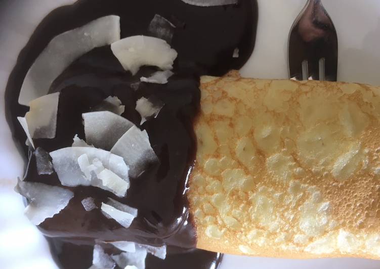 Kókuszkrémes palacsinta csokoládé öntettel