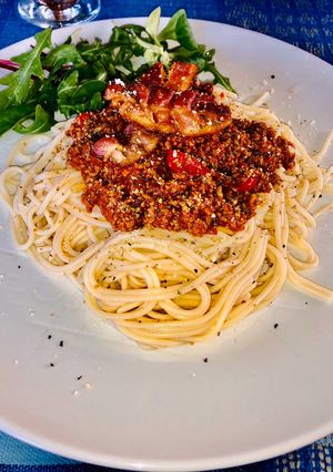 รูปของ สปาเกตตีซอสเผ็ดมะเขือเทศหมูบดใบโหระพาเบคอนกรอบๆ