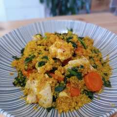 Una foto de Quinoa con pavo y espinacas