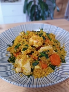 Una foto de Quinoa con pavo y espinacas