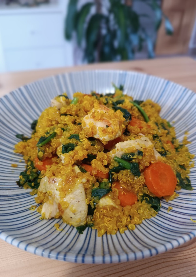 Una foto de Quinoa con pavo y espinacas