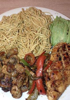 Une photo de Poulet épicé, légumes grillés & nouilles chinoises crème coco