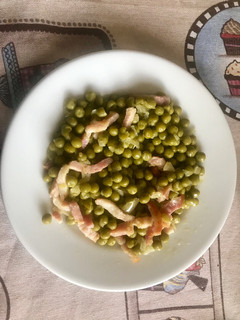 Una foto de Guisantes con tiras de bacon