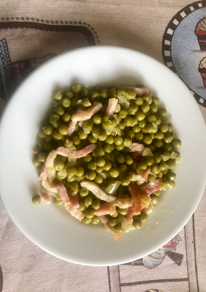 Una foto de Guisantes con tiras de bacon