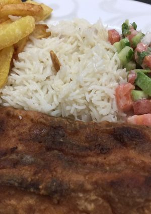 صورة لوصفة فيليه السمك المقلي مع رز وبطاطا وسلطة