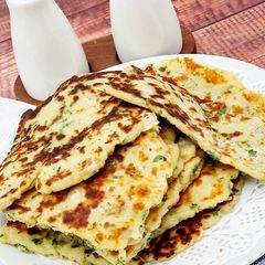 A picture of Scottish traditional breakfast "Tattie scones".