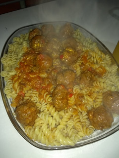 Una foto de Tirabuzones con albóndigas