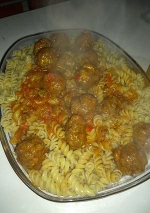 Una foto de Tirabuzones con albóndigas