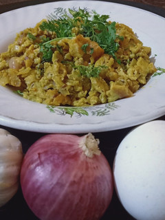 पुदिना कोथिंबीर अंडा भुर्जी (anda bhurji recipe in marathi) रेसिपी चे मुख्य फोटो